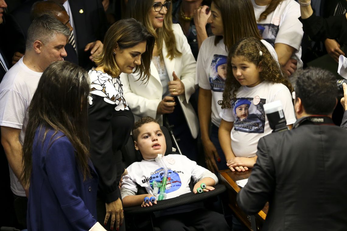 Marcelo Camargo/Agência Brasil A primeira-dama Michelle Bolsonaro durante assinatura da portaria de incorporação do medicamento Nusinersena (Spinraza) na Relação Nacional de Medicamentos Essenciais (Rename) para pessoas com Atrofia Muscular Espinhal (AME), no Senado.
