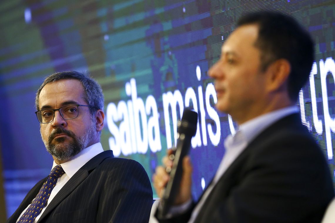 Marcelo Camargo/Agência Brasil O ministro da Educação, Abraham Weintraub, e o secretário de Educação Profissional e Tecnológica, Ariosto Culau, durante lançamento do Programa Novos Caminhos.