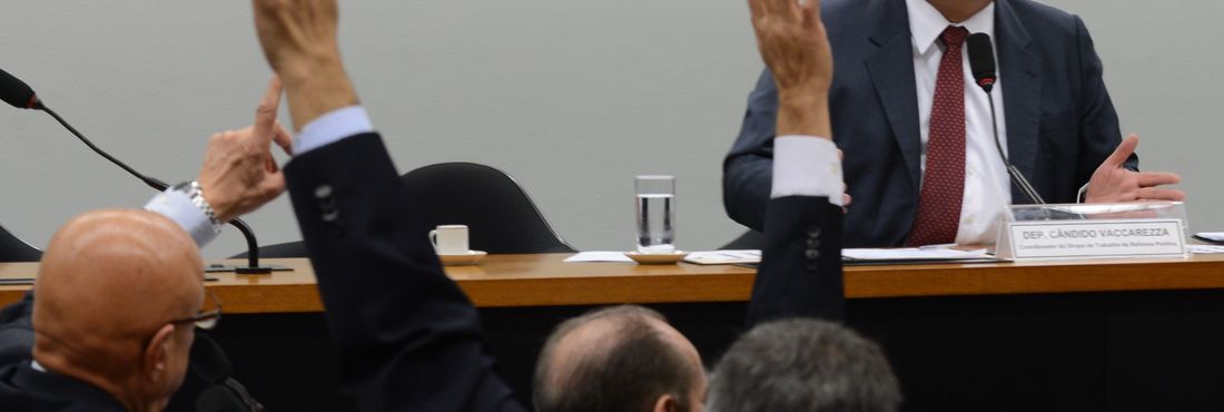 Grupo de trabalho aprova fim do voto obrigatório e da reeleição para presidente Grupo de trabalho aprova fim do voto obrigatório e da reeleição para presidente
