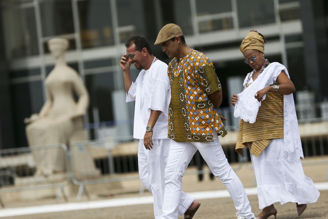 Marcelo Camargo/Agência Brasil Praticantes de religiões de matriz africana aguardam o início do julgamento, no STF, de recurso sobre a constitucionalidade do sacrifício de animais em cultos.