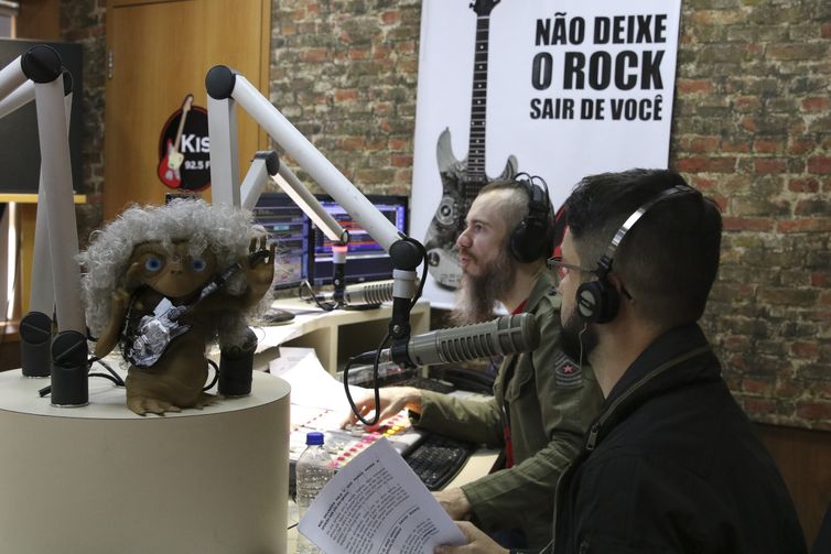 São Paulo - Rodrigo Branco e Samuel Cannalli, locutores do programa Kiss Rockcast, da rádio Kiss FM.