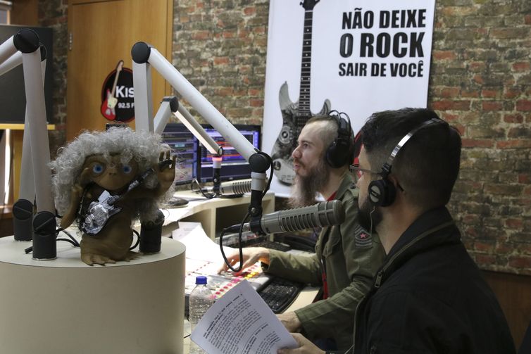 Rovena Rosa/Agência Brasil São Paulo - Rodrigo Branco e Samuel Cannalli, locutores do programa Kiss Rockcast, da rádio Kiss FM.