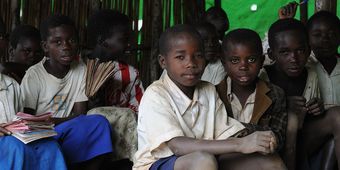 Escola improvisada em Kpandroma, na República Democrática do Congo
