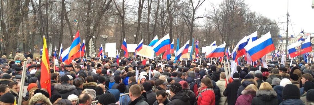 Protesto a favor da intervenção na Criméia Em Moscou, manifestantes russos condenam troca de comando na Ucrânia e pedem intervenção do país na Criméia