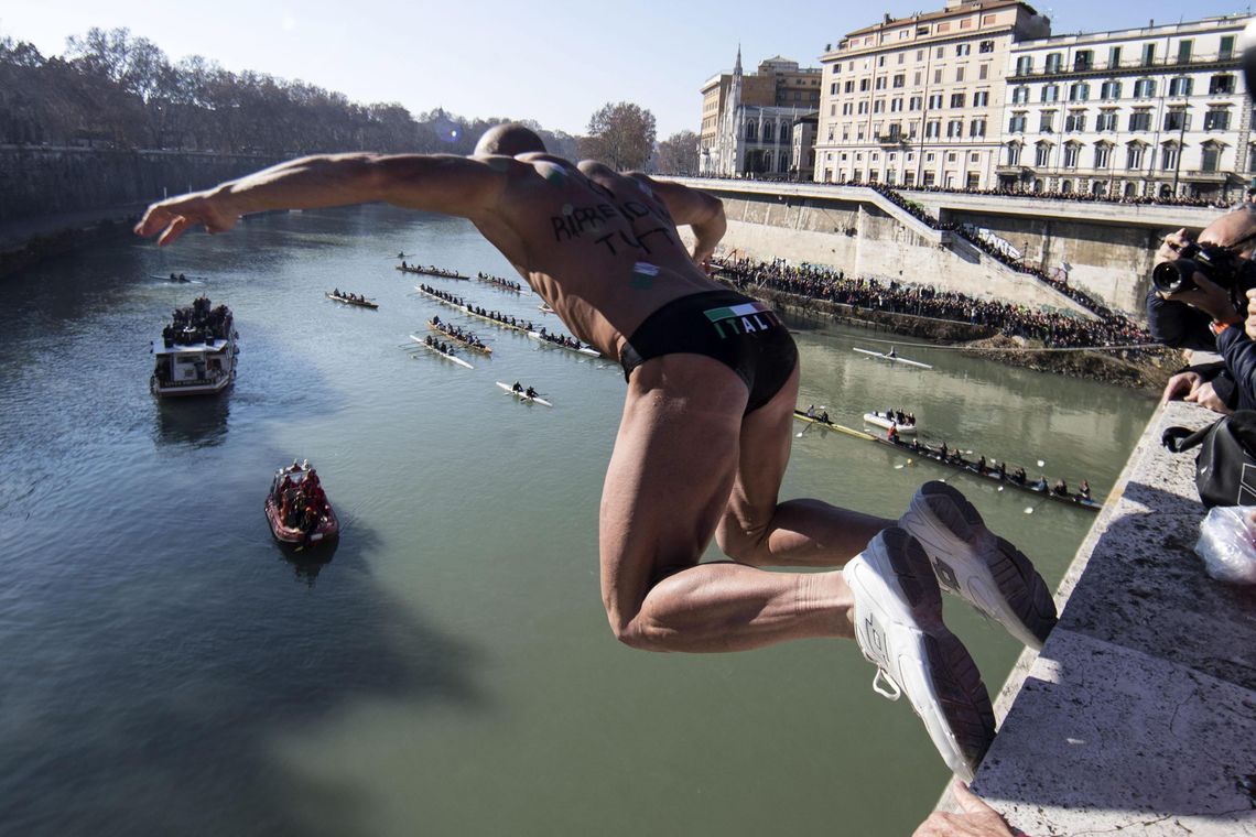 MASSIMO PERCOSSI/Lusa Roma - Italiano comemora chegada de 2017 com salto da Cavour Bridge (MASSIMO PERCOSSI/Lusa)