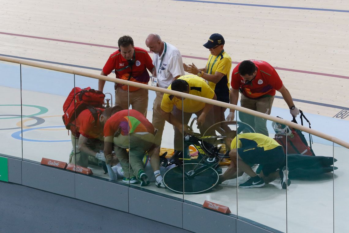 Fernando Frazão/Agência Brasil Rio de Janeiro - A colombiana Martha Bayona Piñeda cai na sua bateria de corrida Keirin de ciclismo no Velódromo dos Jogos Rio 2016, no Parque Olímpico. (Fernando Frazão/Agência Brasil)