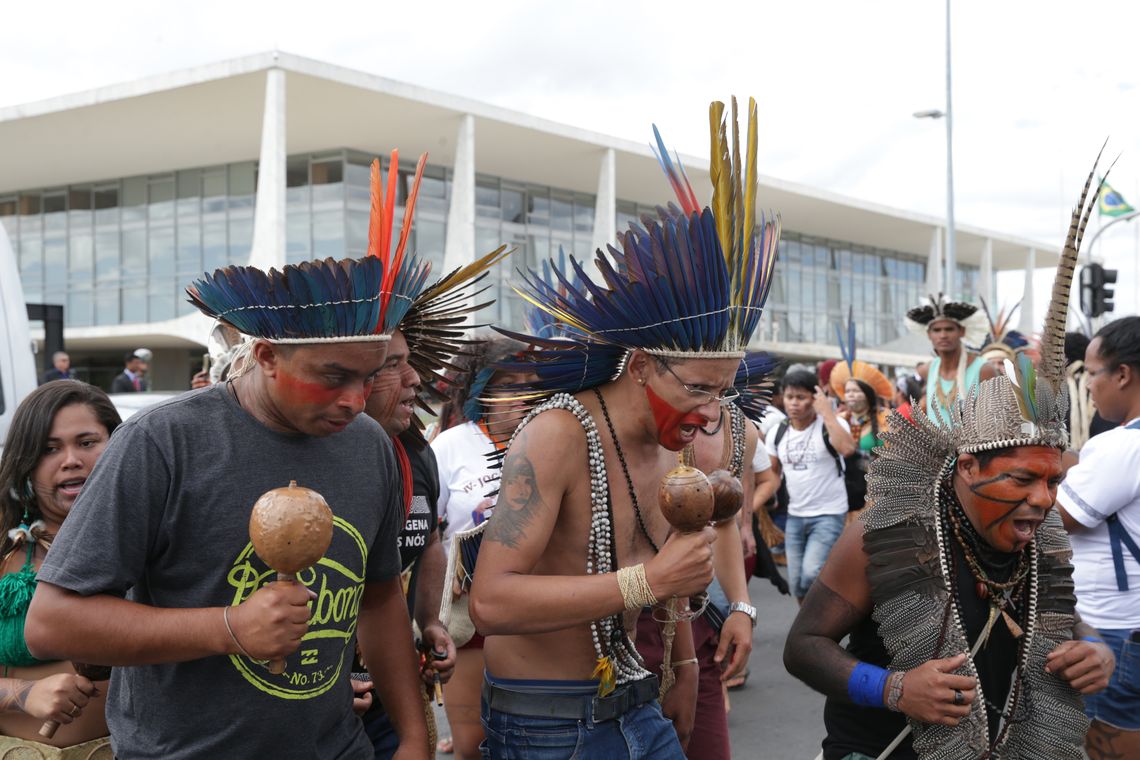 Estudantes, indígenas e quilombolas de todo o Brasil fazem manifestação em frente ao Palácio do Planalto para reivindicar políticas públicas de acesso ao ensino superior.