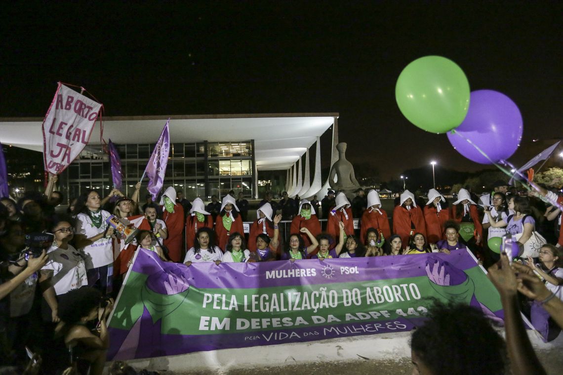 Fabio Rodrigues Pozzebom/Agência Brasil Participantes do Festival Pela Vida das Mulheres caminham do Museu Nacional da República até o Supremo Tribunal Federal (STF). Em frente à Corte, as ativistas fizeram um ato em defesa da descriminalização do aborto.