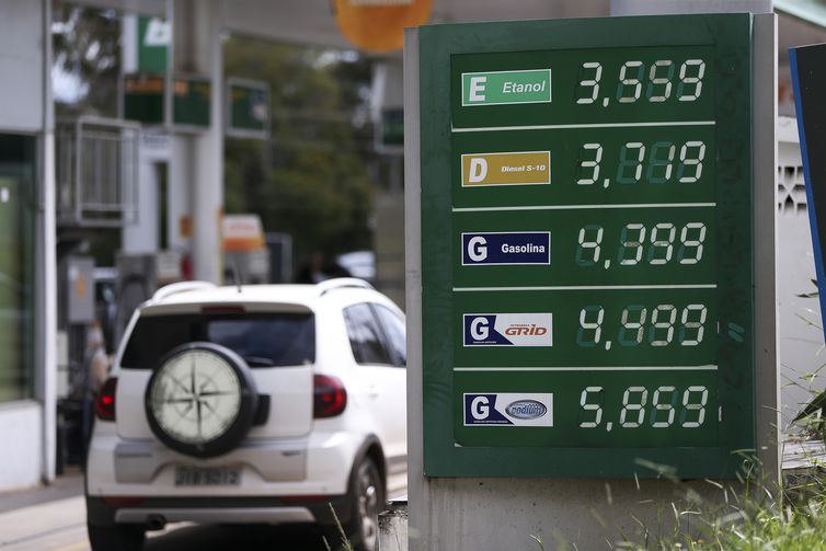 Preço da gasolina supera os R$ 4,29 em alguns postos do DF/Marcelo Camargo/Agência Brasil Preço da gasolina supera os R$ 4,29 em alguns postos do DF