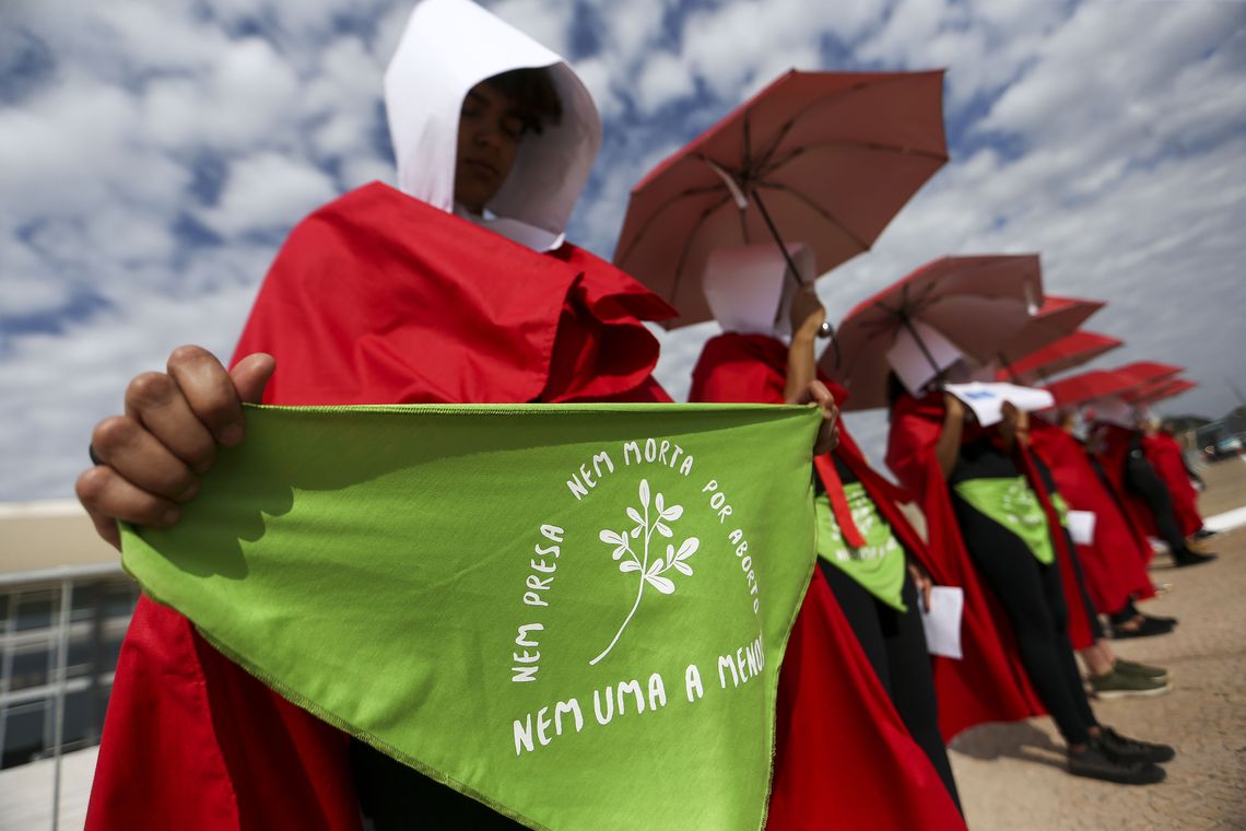 Marcelo Camargo/Agência Brasil Grupo faz ato em defesa dos direitos reprodutivos e sexuais das mulheres, em frente ao Supremo Tribunal Federal, que realiza audiência pública sobre descriminalização do aborto.