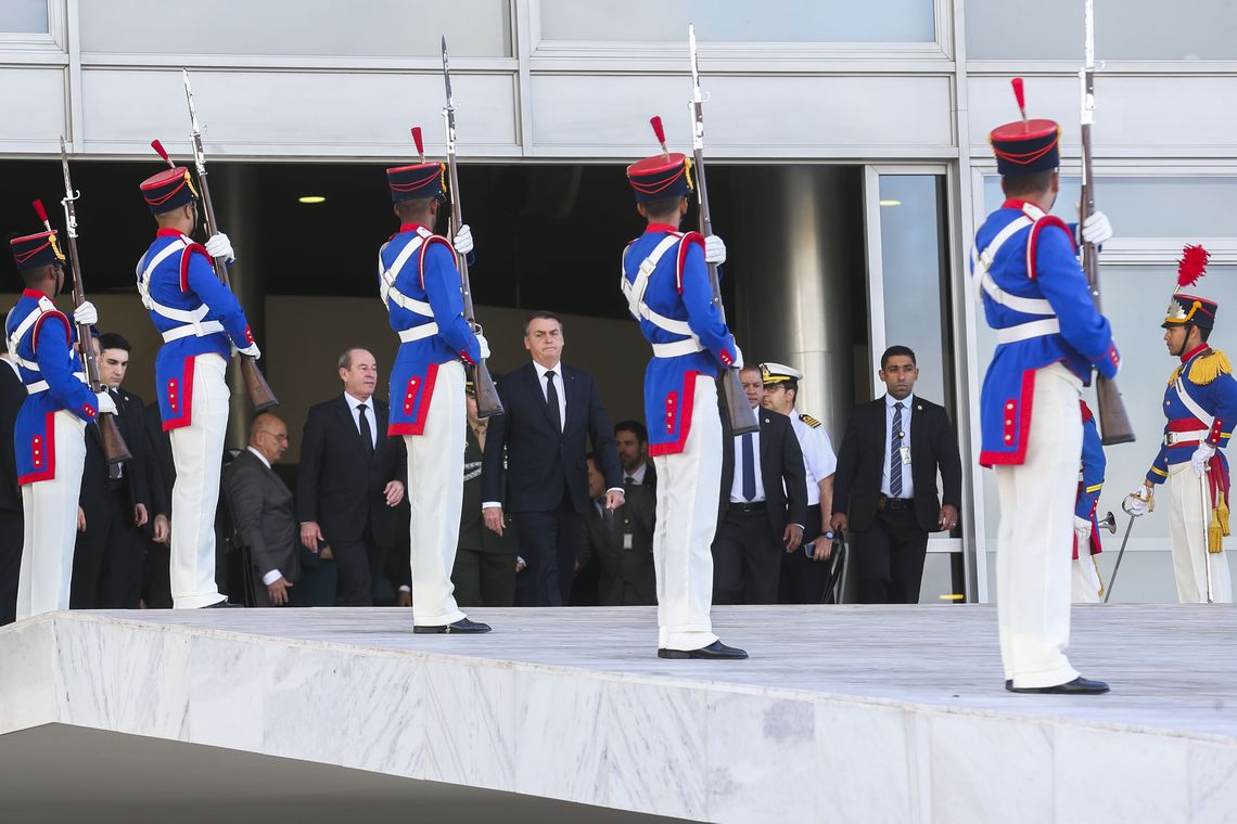 Antonio Cruz/ Agência Brasil O Presidente da República, Jair Bolsonaro, participa da cerimônia de hasteamento da Bandeira Nacional, no Palácio do Planalto.