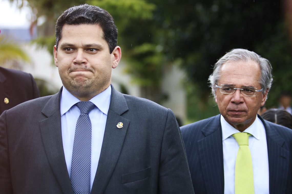 Fabio Rodrigues Pozzebom/Agência Brasil O presidente do Senado, Davi Alcolumbre, e o ministro da Economia, Paulo Guedes, falam à imprensa após se reunirem na residência oficial da Presidência do Senado.