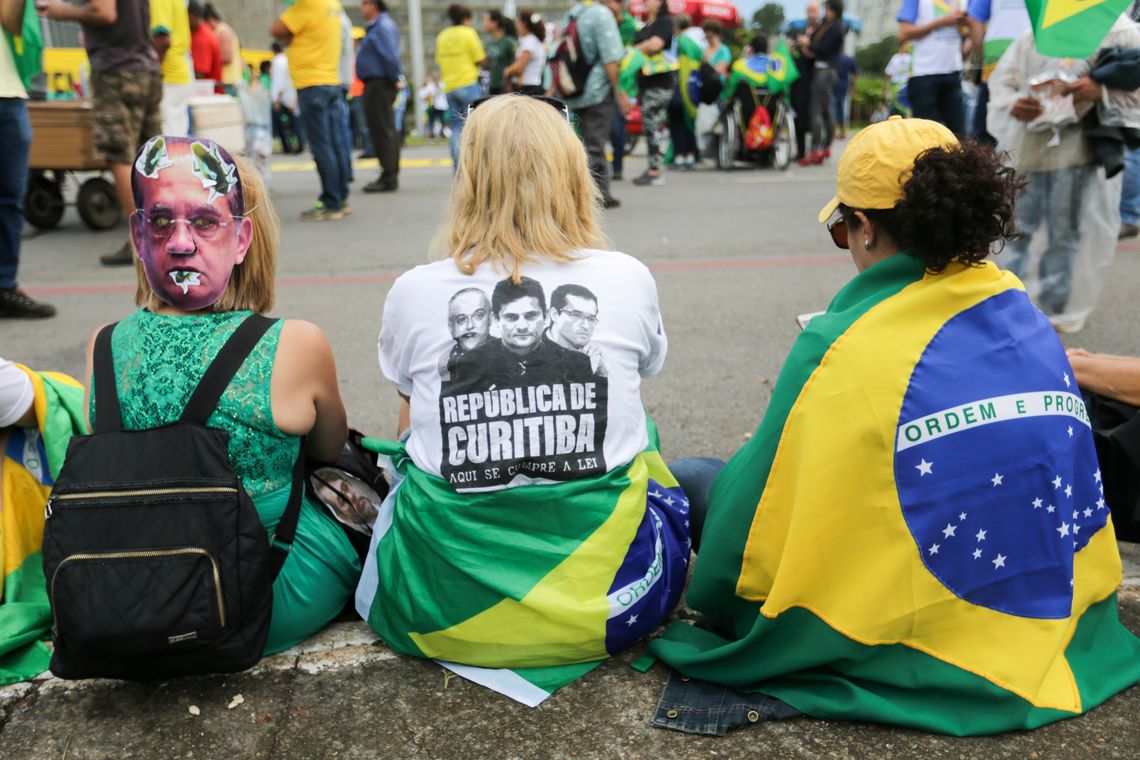 Fabio Rodrigues Pozzebom/Agência Brasil Brasília - Manifestantes contra Lula protestam na Esplanada dos Ministérios. O STF julga o pedido do ex-presidente para não ser preso até se esgotarem os recursos na Justiça (Fabio Rodrigues Pozzebom/Agência Brasil)