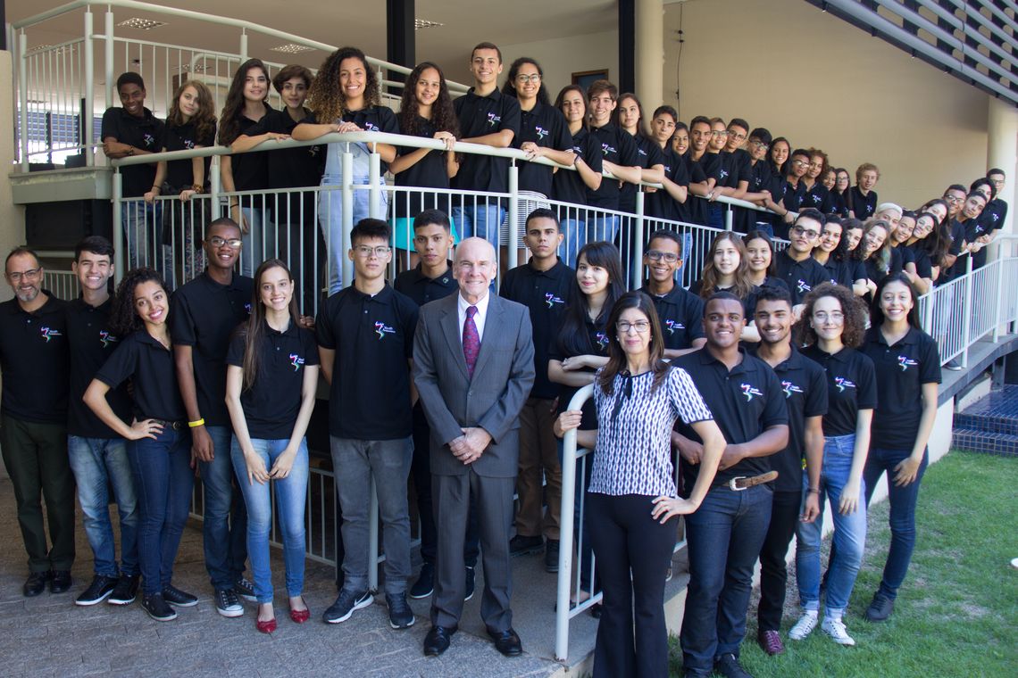 Divulgação/Missão dos EUA no Brasil/Todos os Direitos Reservados Brasília - 50 estudantes da rede pública de todo o Brasil posam para a foto oficial com o embaixador dos EUA P. Michael McKinle. Eles foram selecionados para participar da 16ª edição do Programa Jovens Embaixadores - intercâmbio cultural de