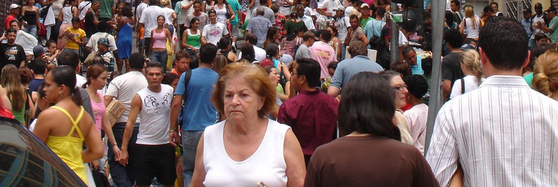 Rua 25 de março A Pnad mostrou ainda que as diferenças de rendimento entre homens e mulheres persistem no país, apesar de terem diminuído entre 2009 e 2011