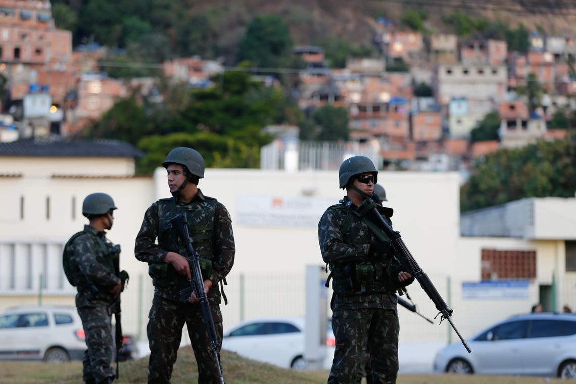 Fernando Frazão/Agência Brasil Militares do Exército participam de operação das forças de segurança na comunidade do Preventório, em Niterói.