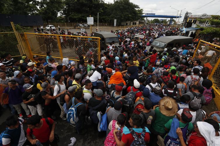 Caravana de hondurenhos começa a entrar a à força no México, a partir da Guatemala