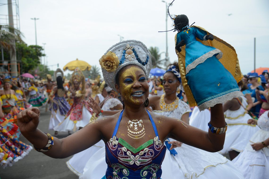 Fernando Frazão/Agência Brasil Rio de Janeiro – Bloco inspirado na temática recifense do Maracatu de Baque Virado leva batuque à orla de Ipanema (Fernando Frazão/Agência Brasil)