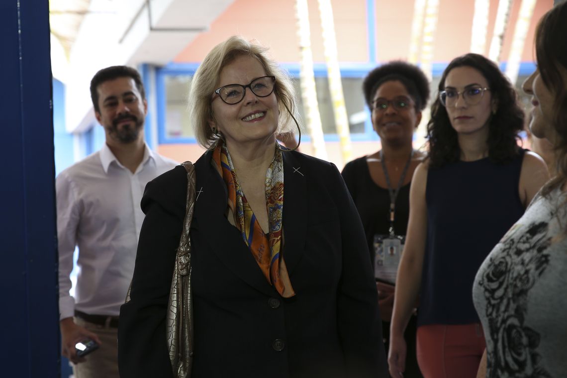 A presidente do Tribunal Superior Eleitoral (TSE), ministra Rosa Weber, vota na sessão eleitoral instalada na Escola Parque, região central de BrasÃlia.