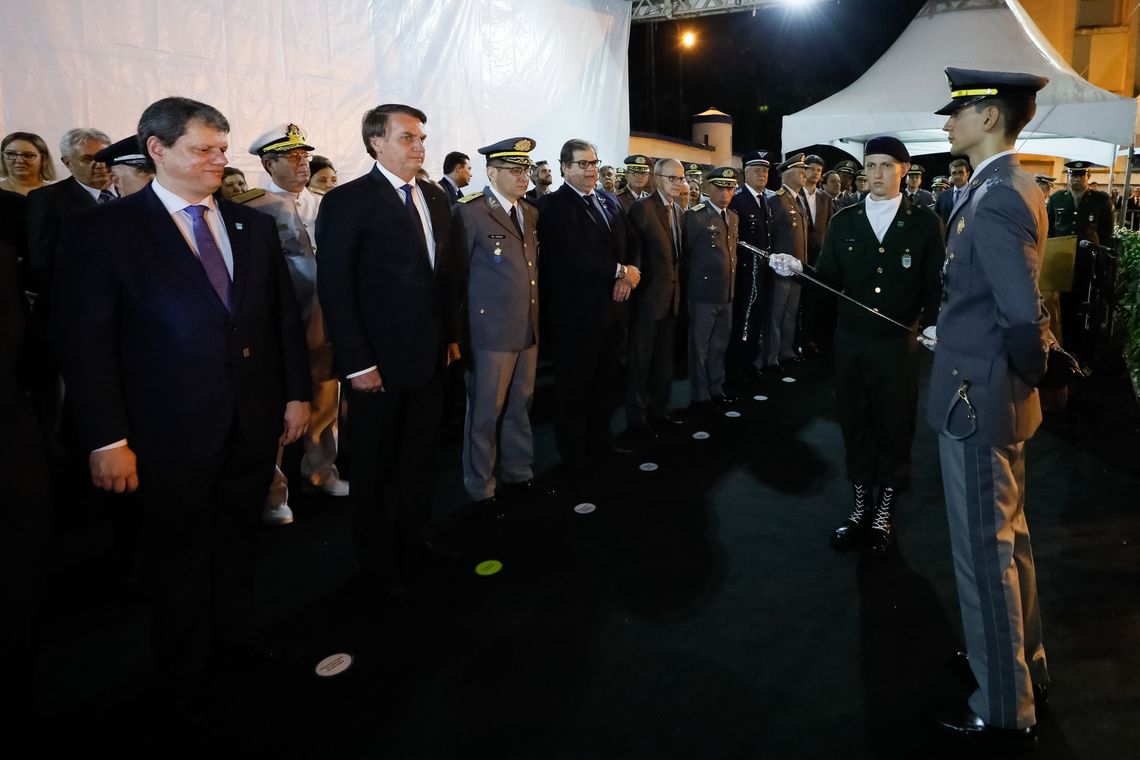 Isac Nóbrega/PR/Divulgação Presidente Jair Bolsonaro participa de solenidade de Entrega de Espadas aos formandos do Instituto Militar de Engenharia Isac Nóbrega/PR