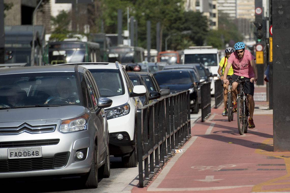 Marcelo Camargo/Agência Brasil Com 2,7 quilômetros de extensão e ligação com 11 outras ciclovias, a ciclovia da Avenida Paulista permite que o ciclista percorra vias exclusivas da Zona Oeste até a Zona Sul da cidade (Marcelo Camargo/Agência Brasil)