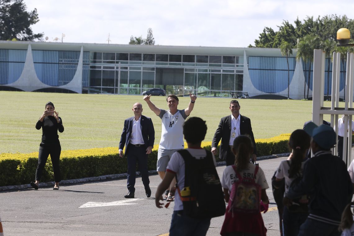 Valter Campanato/Agência Brasil O presidente Jair Bolsonaro vem até a entrada do Palácio da Alvorada, e conversa com crianças e posa para fotos.