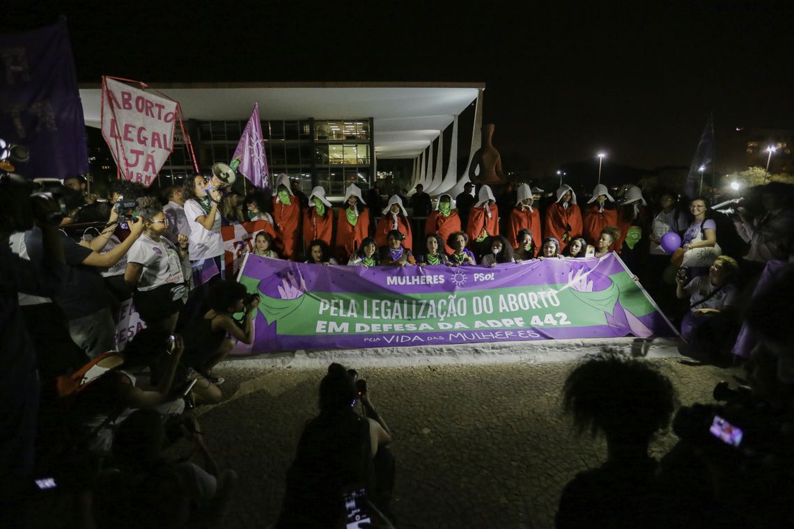Fabio Rodrigues Pozzebom/Agência Brasil Participantes do Festival Pela Vida das Mulheres caminham do Museu Nacional da República até o Supremo Tribunal Federal (STF). Em frente à Corte, as ativistas fizeram um ato em defesa da descriminalização do aborto.