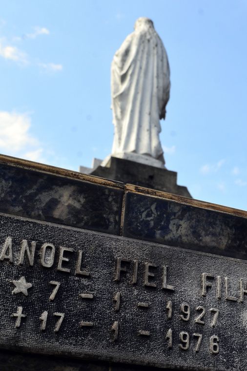 Rovena Rosa/Agência Brasil São Paulo - Lápide do metalúrgico Manoel Fiel Filho, militante político torturado e morto durante a ditadura civil-militar, no Cemitério Quarta Parada, em São Paulo (Rovena Rosa/Agência Brasil)