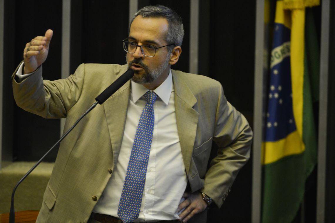Fabio Rodrigues Pozzebom/Agência Brasil O ministro da Educação, Abraham Weintraub, na Câmara dos Deputados para detalhar como será feito o bloqueio de verbas de universidades públicas e institutos federais. O ministro foi convocado para falar sobre bloqueio de recursos.