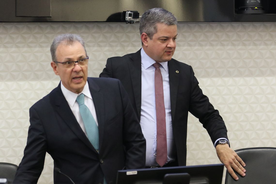 Fabio Rodrigues Pozzebom/Agência Brasil O ministro de Minas e Energia, Bento Albuquerque, e o presidente do Conselho Administrativo de Defesa Econômica (Cade), Alexandre Barreto, durante assinatura de Termo de Cessação de Conduta (TCC) relacionado às atividades de refino da Petrobras.