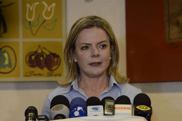A presidente nacional do PT, Gleisi Hoffmann, fala à imprensa.