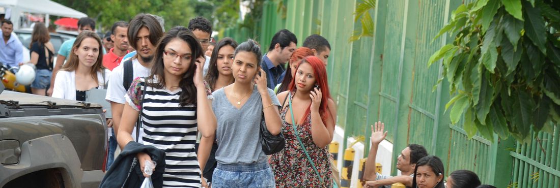 Brasília - Estudantes chegam ao UniCEUB, para o segundo dia de provas do Enem 2015