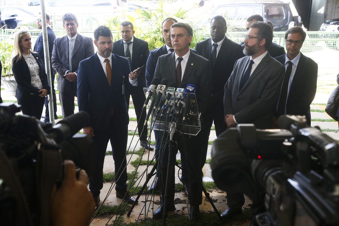 Valter Campanato/Agência Brasil O presidente eleito Jair Bolsonaro e o futuro ministro das Relações Exteriores, embaixador Ernesto Fraga Araújo, concedem entrevista à imprensa no CCBB.