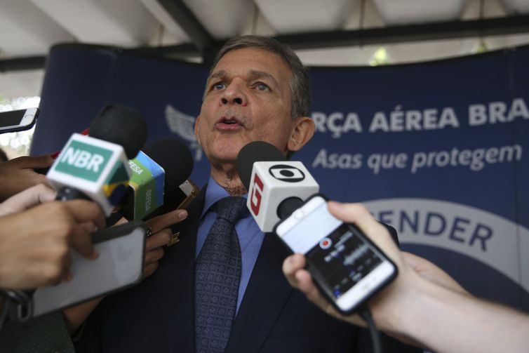 O ministro da Defesa, Joaquim Silva e Luna, fala à imprensa durante cerimônia de assinatura do Programa Estratégico de Sistemas Espaciais (PESE).