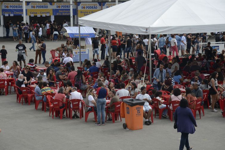 A Feira Nacional do Podrão reúne opções de lanches e gastronomia popular de rua no Terreirão do Samba, no centro da cidade. 