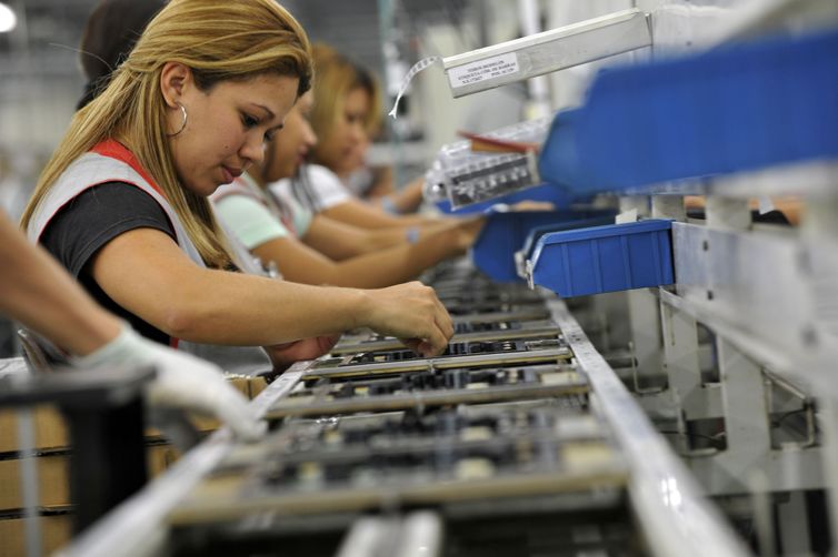 trabalhadoras, Linha de produção de eletro eletrônicos da Semp Toshiba. Chão de fábrica, Indústria.

Manaus (AM) 27.10.2010 - Foto: José Paulo Lacerda
