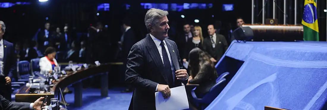 Senador Fernando Collor (PTC-AL) dirige-se à tribuna.