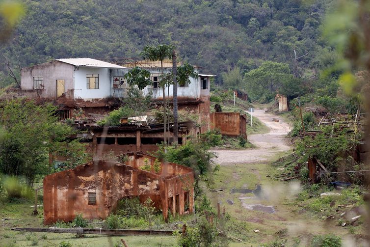 Comunidade de Bento Rodrigues devastada pela lama