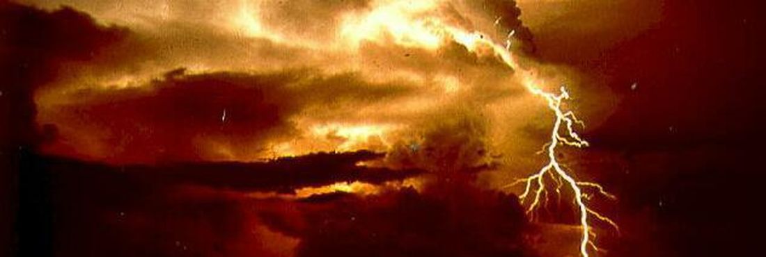 Relâmpago Enchentes, congelamento e até intoxicação via gás que existe na cauda de cometas: fenômenos naturais são apontados como causa para o fim do mundo há séculos