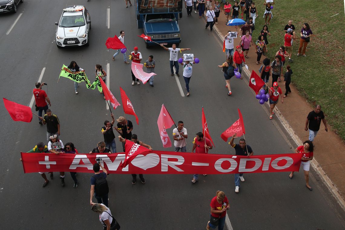 José Cruz/Agência Brasil Manifestantes em passeata contra Bolsonaro e em defesa da democracia, em Brasília