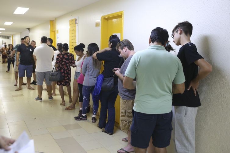 Eleitores vão às urnas no primeiro turno das eleições de 2018. Na foto, fila no colégio Elefante Branco.
