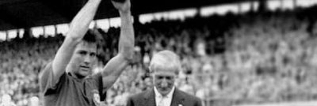 Bellini ergue a taça de campeão da Copa de 1958 Bellini conta que não sabia o que fazer com a taça Jules Rimet, e ergueu a taça a pedido dos fotógrafos. O gesto ficou eternizado e passou a ser repetido por todos os campeões