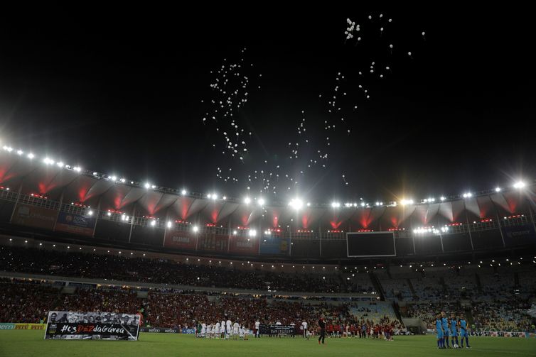 Homenagem às vítimas do incêndio no Centro de Treinamento do Flamengo antes da partida da semifinal da Taça Guanabara entre Flamengo e Fluminense, no Estádio do Maracanã, Rio de Janeiro.