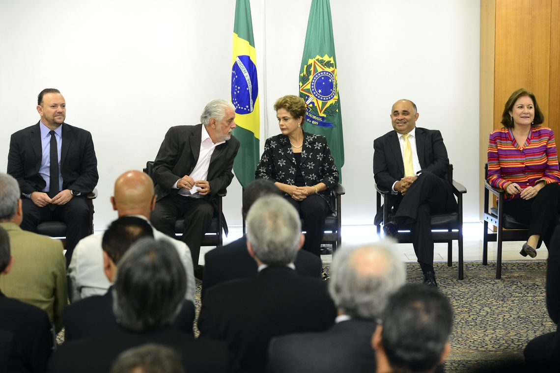 José Cruz/Agência Brasil Brasília - A presidenta Dilma Rousseff participa da solenidade de assinatura de contratos de patrocínio de futebol (José Cruz/Agência Brasil)