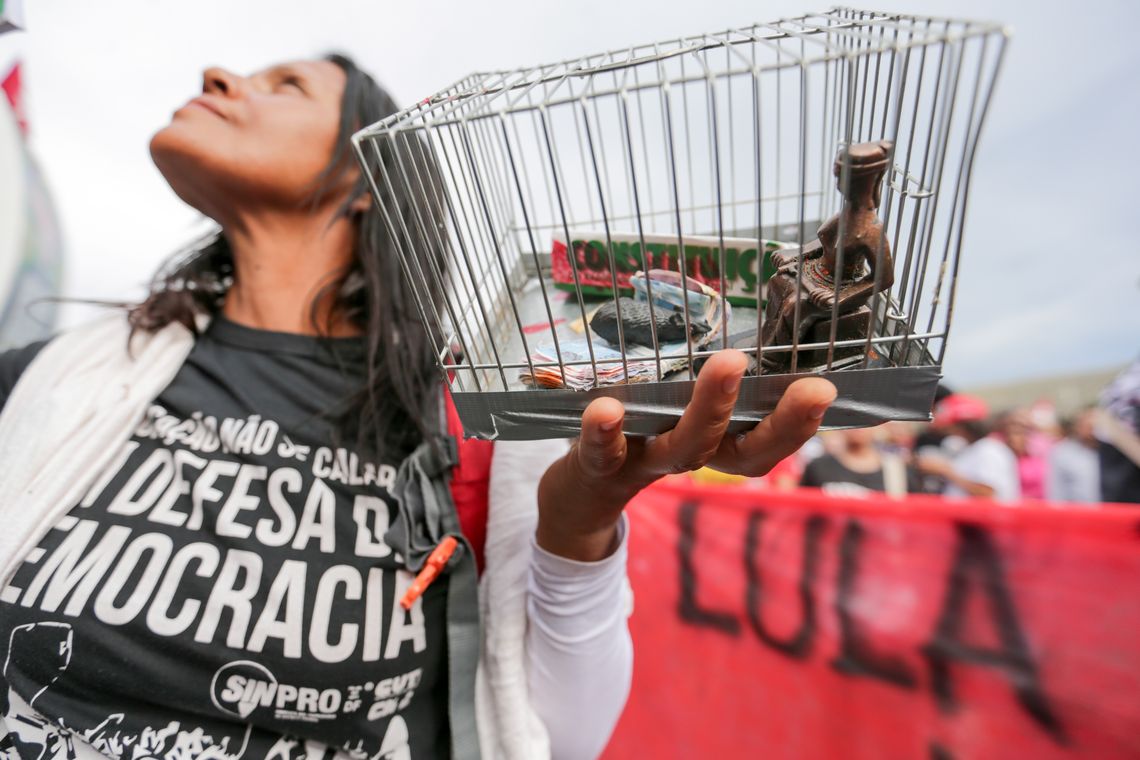 Fabio Rodrigues Pozzebom/Agência Brasil Brasília - Manifestantes a favor de Lula protestam na Esplanada dos Ministérios. O STF julga o pedido do ex-presidente para não ser preso até se esgotarem os recursos na Justiça (Fabio Rodrigues Pozzebom/Agência Brasil)