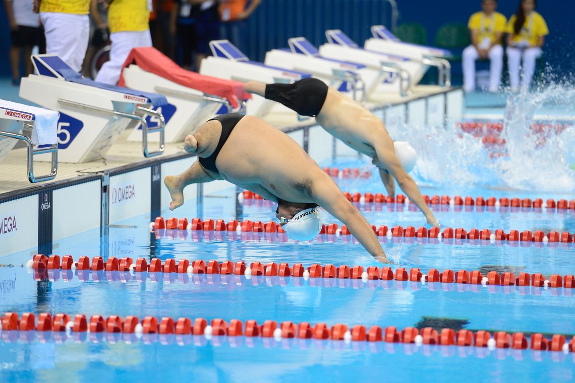 Fernando Frazão/Agência Brasil Rio de Janeiro - Atletas paralímpicos do México, Espanha e Brasil disputam prova de 50 metros nado peito, em evento-teste de natação no Estádio Aquático do Parque Olímpico, em Jacarepaguá (Fernando Frazão/Agência Brasil)