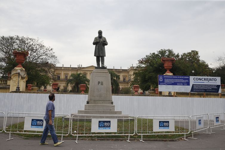 Incêndio no Museu Nacional, na Quinta da Boa Vista, que completa um mês amanhã (2). Na foto, o escultor Edgar Duvivier.