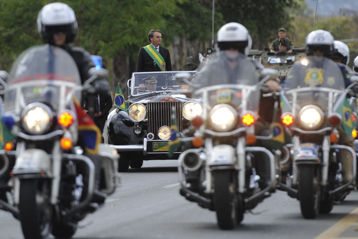 O presidente Jair Bolsonaro desfila em carro aberto no incio do desfile de 07 de setembro