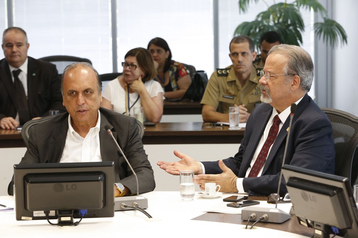 Tomaz Silva/Agência Brasil Rio de Janeiro - O governador Luiz Fernando Pezão (E) e o ministro da Defesa, Raul Jungmann, durante reunião no Palácio Guanabara para discutir segurança pública no Rio de Janeiro. (Tomaz Silva/Agência Brasil)