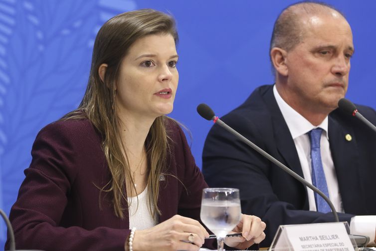 A secretaria especial do PPI, Martha Seillier, e o ministro  da Casa Civil, Onyx Lorenzoni, durante entrevista à imprensa no Palácio do Planalto, sobre as empresas públicas que serão incluídasna lista de privatização até o final do ano.